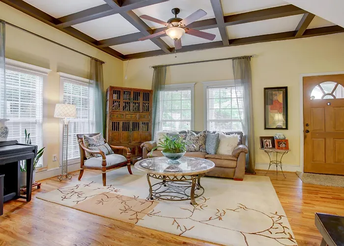 Close To Downtown,1000 Mbps Wifi,11-Person Swim Spa, 75" Tv 4 Movie Nights, Spacious, Walk To Restaurants, Ping Pong