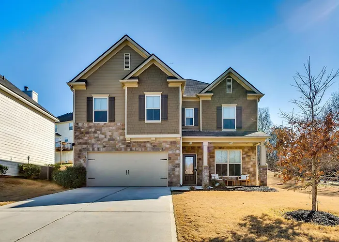 Open Plan Arcade Home With Natural Hardwoods Sleeps 10