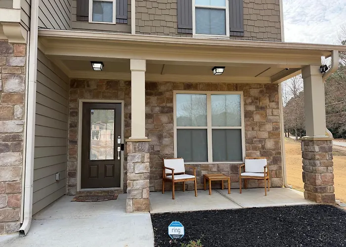 Open Plan Arcade Home With Natural Hardwoods Sleeps 10